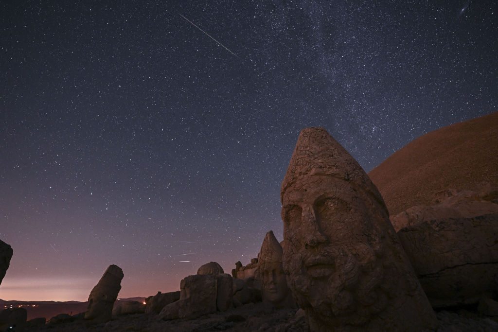 罕见的英仙座流星雨和北极光让全世界的观星者兴奋不已