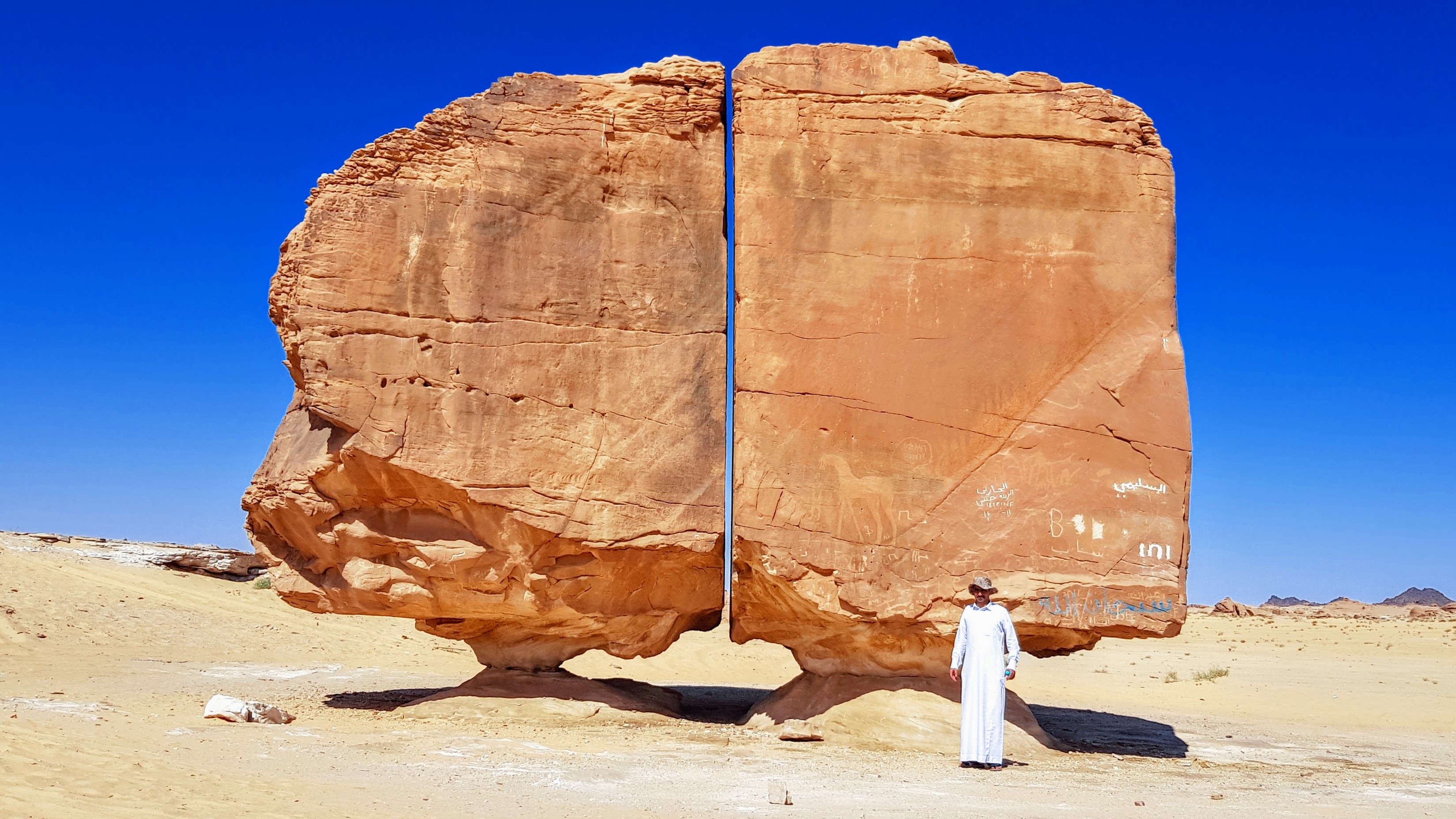 Al Naslaa岩石：沙特阿拉伯神秘的砂岩块，中间完美分裂