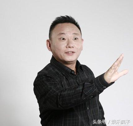 18岁当文艺兵，多次登上央视春晚，妻子患病身材变样不离不弃（多次登上央视春晚）(1)